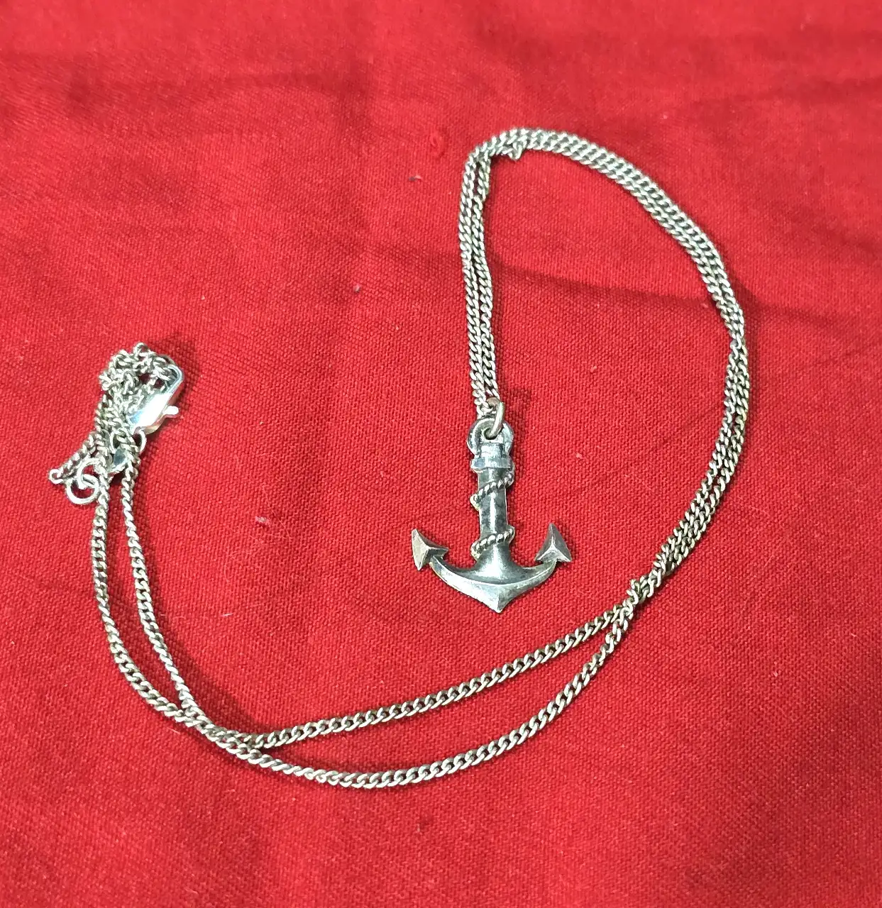 שרשרת ותליון כסף סטרלינג 925 חתום שרשרת באורך 50 סמ  תליון ימאים מרהיב עשוי בעבודת יד בעיצוב עוגן עם חבל מלופף גודל 1.5×2.5 סמ משקל 4.1 גרם