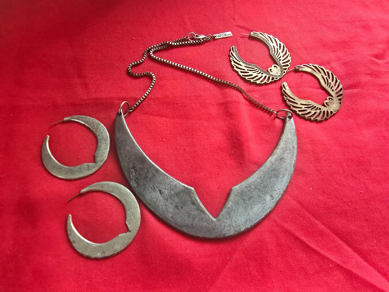 תליון מתכת גדול בצורת סהר וזוג עגלים שתואמים לתליון ועוד 2 עגילים בסגנון דומה התכשיט  של המותג AllSaints בית אופנה אנגלי