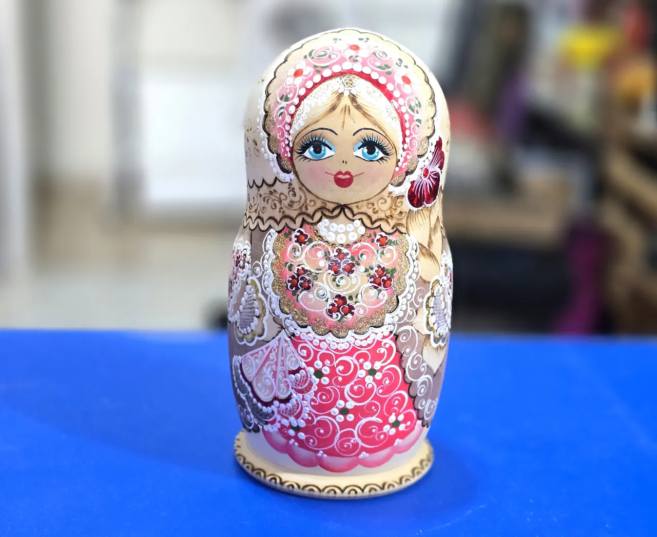 בבושקה גדולה יפה ומהממת נסיכה בעלת 6 בובות גובה גובה 20 ס'מ