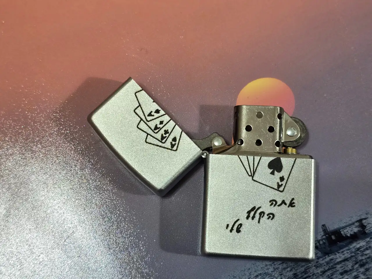 "Zippo" מצית zippo (זיפו) ישן ואיכותי כנראה ממהדורה מוגבלת, חדש לחלוטין באריזה. לא נעשה שימוש מעולם. זקוק למילוי. הגיע מאוסף גדול של אספן מצתים.