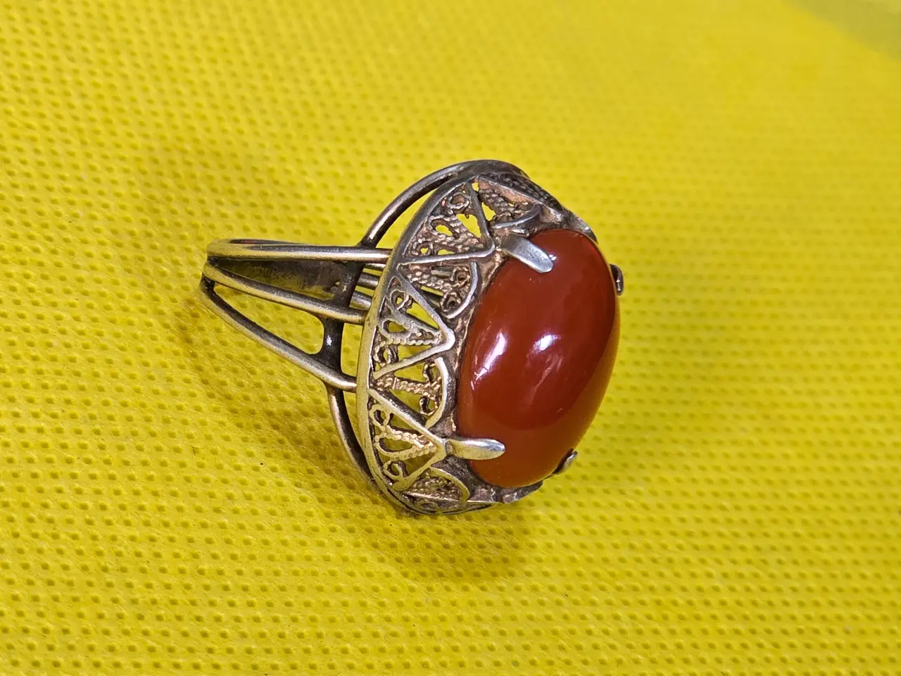 טבעת ישנה מכסף משובץ באבן קורניליאן מידה 9 USA אורך/רוחב 2.5/1.8 ס"מ משקל 7 גרם