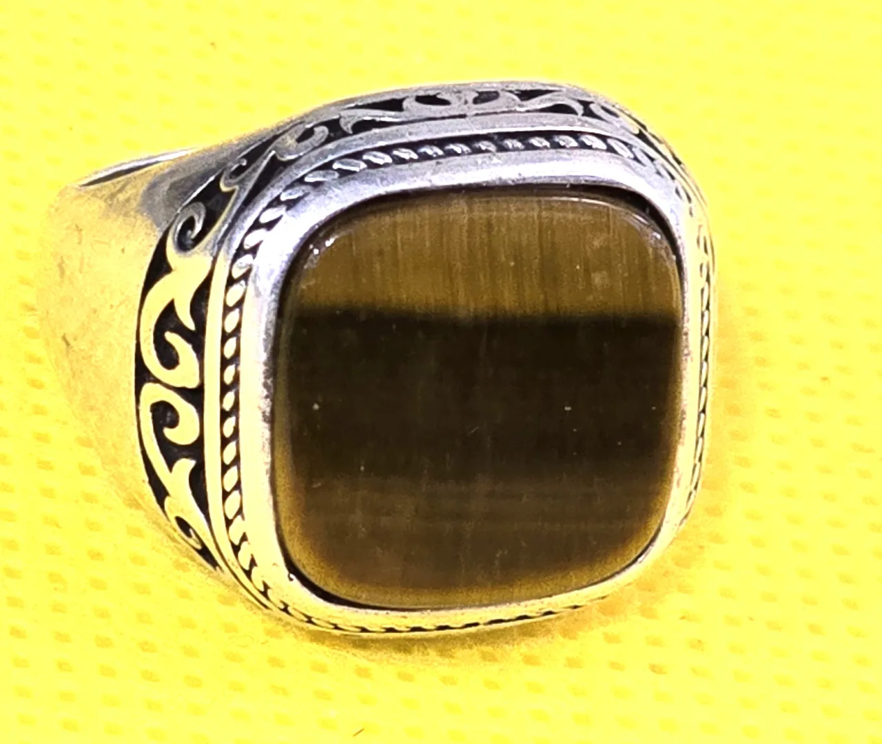 טבעת כסף וינטג' איכותית, גדולה ומרשימה. חתומה 925. מידה: 8.5 משקל: 9 גרם אורך מקסימלי האלמנט הקדמי כ- 19 מ"מ שבוץ אבן עין הנמר