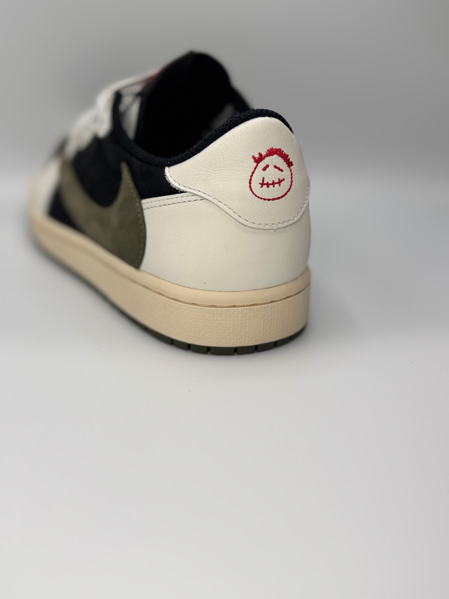“Jordan 1 Retro Low Og SP “Travis Scott Olive