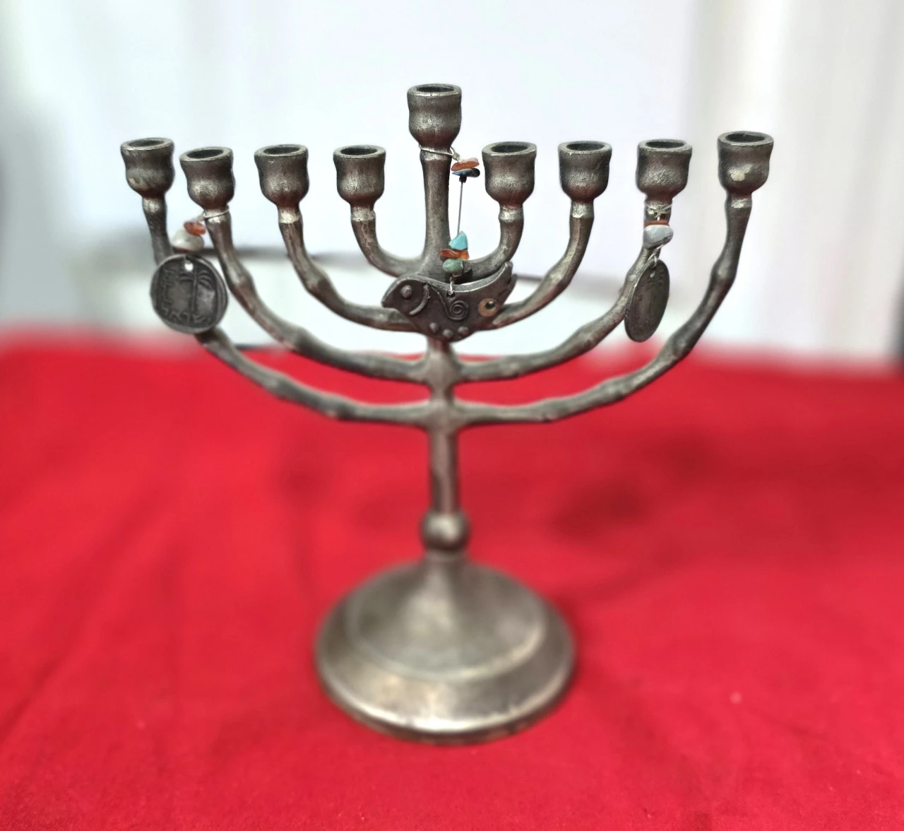 חנוכיה מהממת עשויה מפיוטר שילוב של 2 מטבעות של 10 א'ג ויונה ממתכת גובה 17 ס'מ ורוחב 15 ס'מ