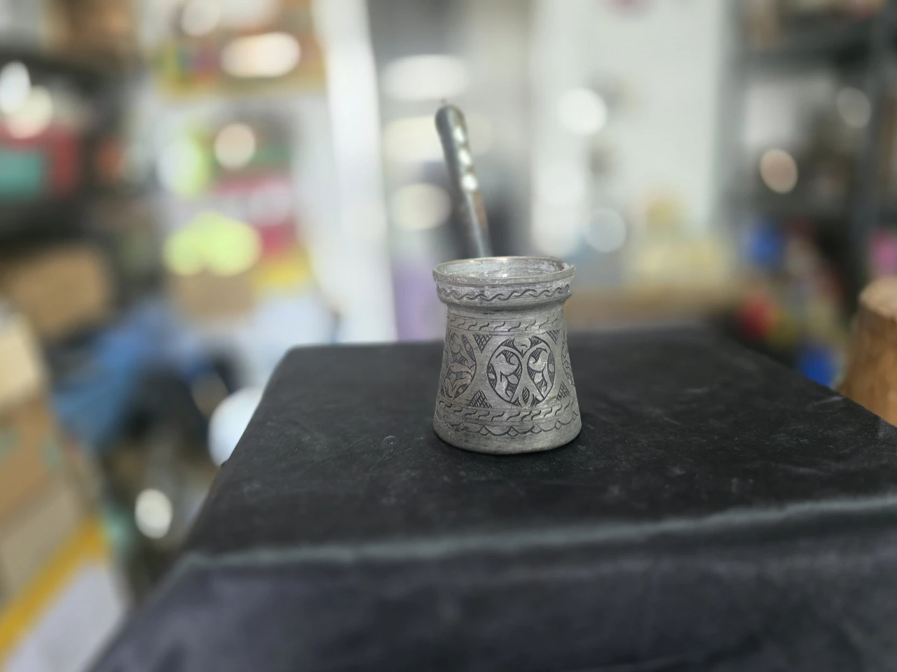 פינג'ן פריט וינט'ג עשוי נחושת או פליז מצופה ידית אחיזה מעץ שחור שבוץ הצדף(אם הפנינה) לאורך הידית בצורת מעויינים מידות גובה 9 ס'מ  קוטר 7 ס'מ אורך הידית 17 ס'מ