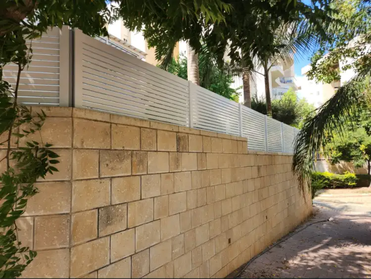 גדר אלומיניום דגם חבצלת