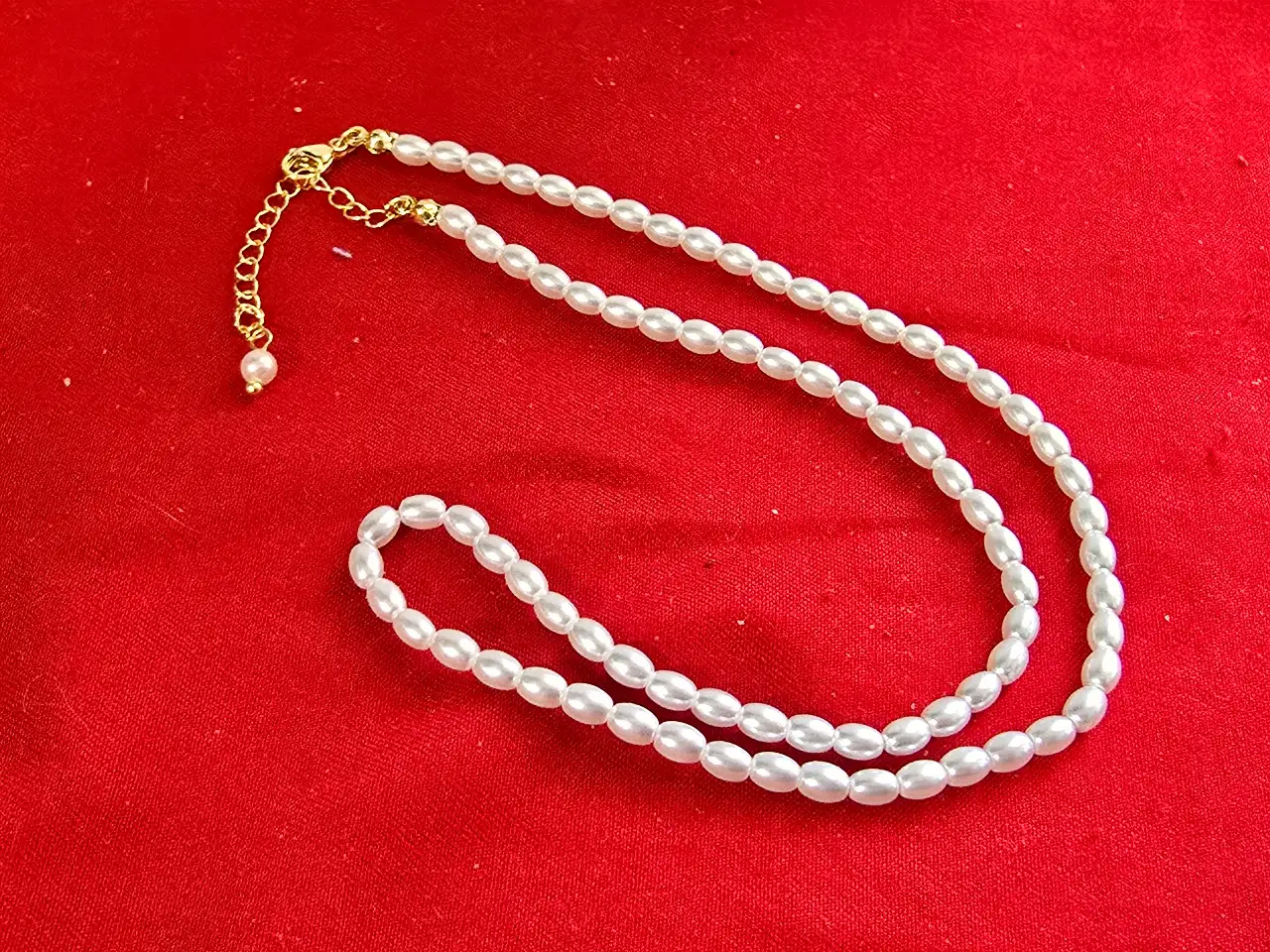 שרשרת פניני אורז עדינה עם סוגר מוזהב