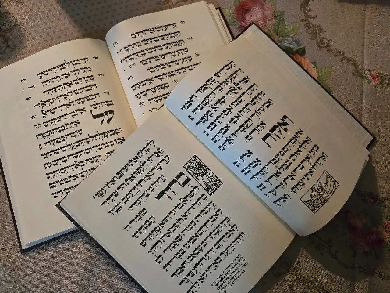 זוג הגדות פראג מהדורת פקסימיליה כחדש כריכה מהודרת מידות: 27×21 ס"מ