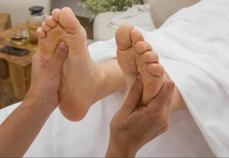 טיפול רפלקסולוגי עם כוסות רוח