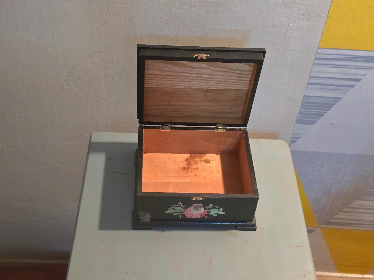 קופסת עץ וינטג' מצויירת ביד קופסא מקסימה מעץ מלא,  וינטג' אירופאי  מצויירת ביד בעיטורי פרחים ועלים    מידות 21/18/11 ס"מ  מעט סימני גיל, סה"כ במצב מצויין