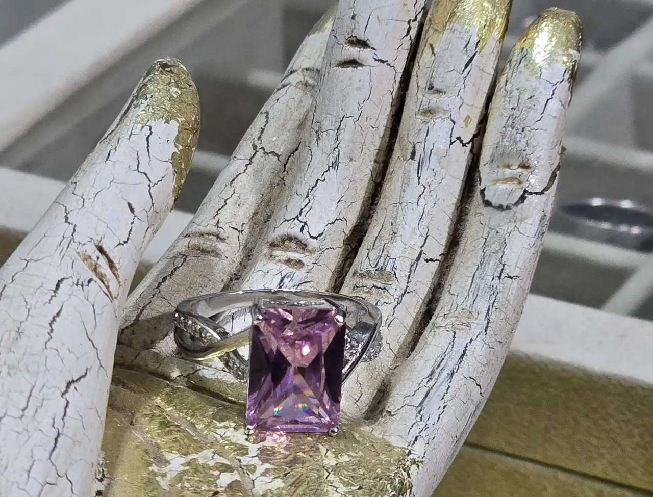 טבעת כסף סטרלינג בציפוי זהב לבן 18 קראט עם אבן גדולה בצבע ורוד סגלגל