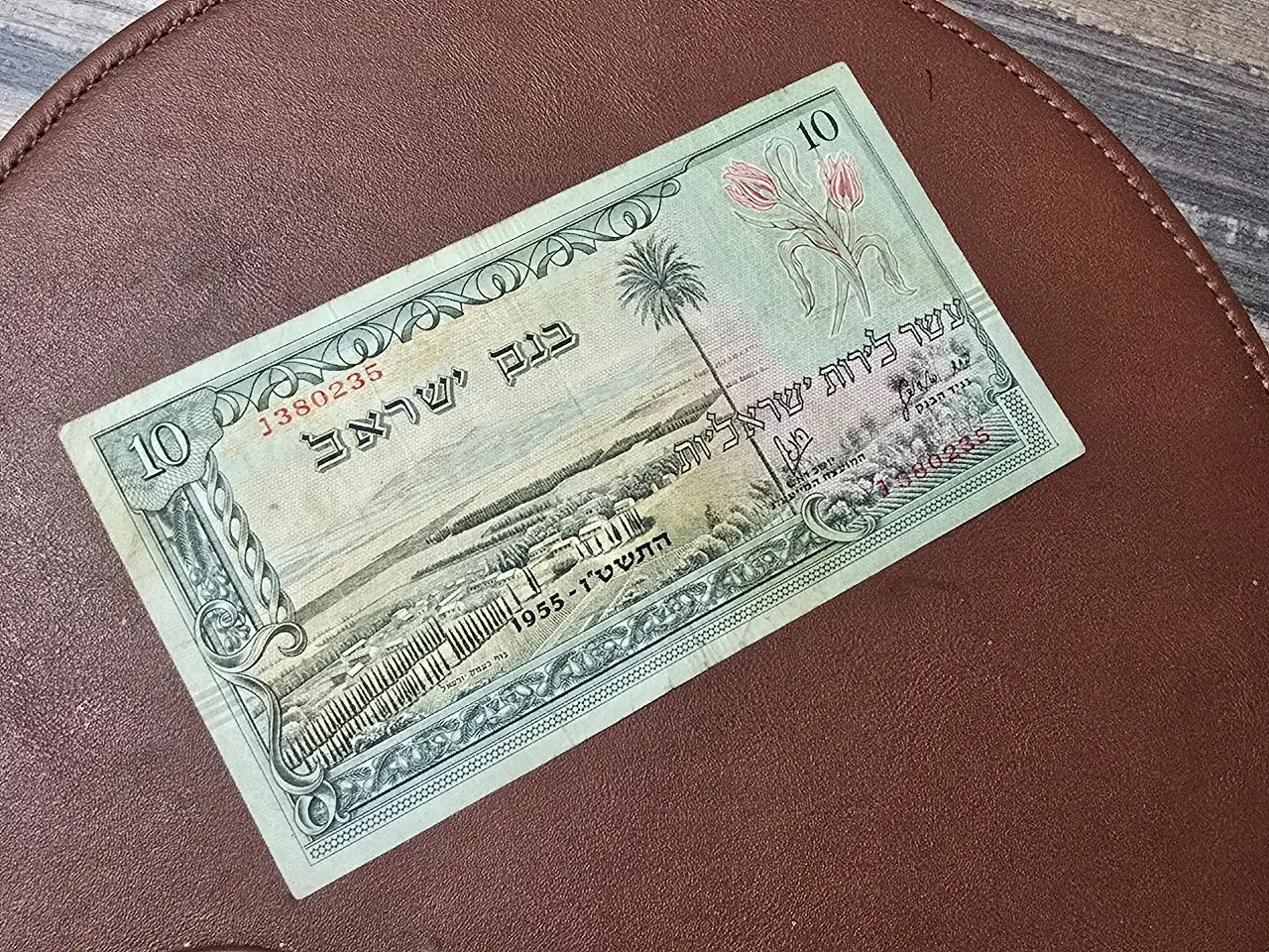 ישראל שטר של 10 לירות מסדרת הנופים.מס סידורי מיוחד וקצר צבע אדום המבוקש בנק ישראל, 1955- נייר חזק שלם וצבעים חדים ויפים.במצב חדש .