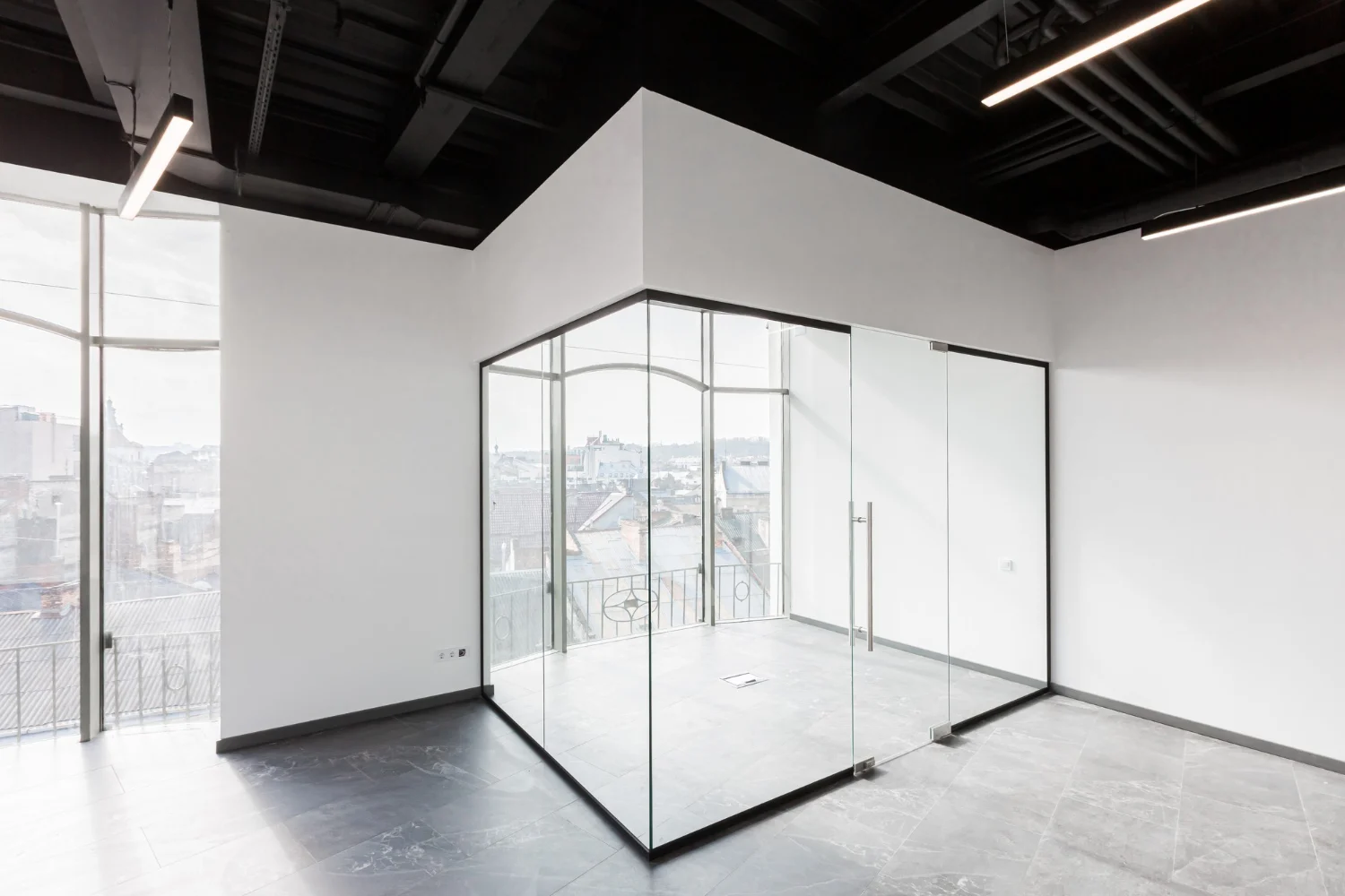 החשיבות של תחזוקת קירות מסך במבנים מודרניים