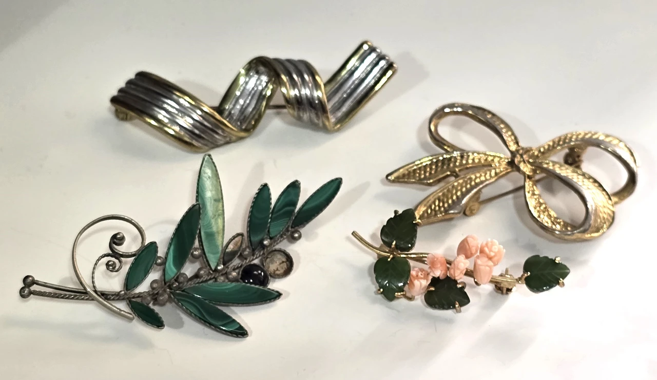 לוט של 4 סיכות לבגד כולם וינט'ג ממתכת