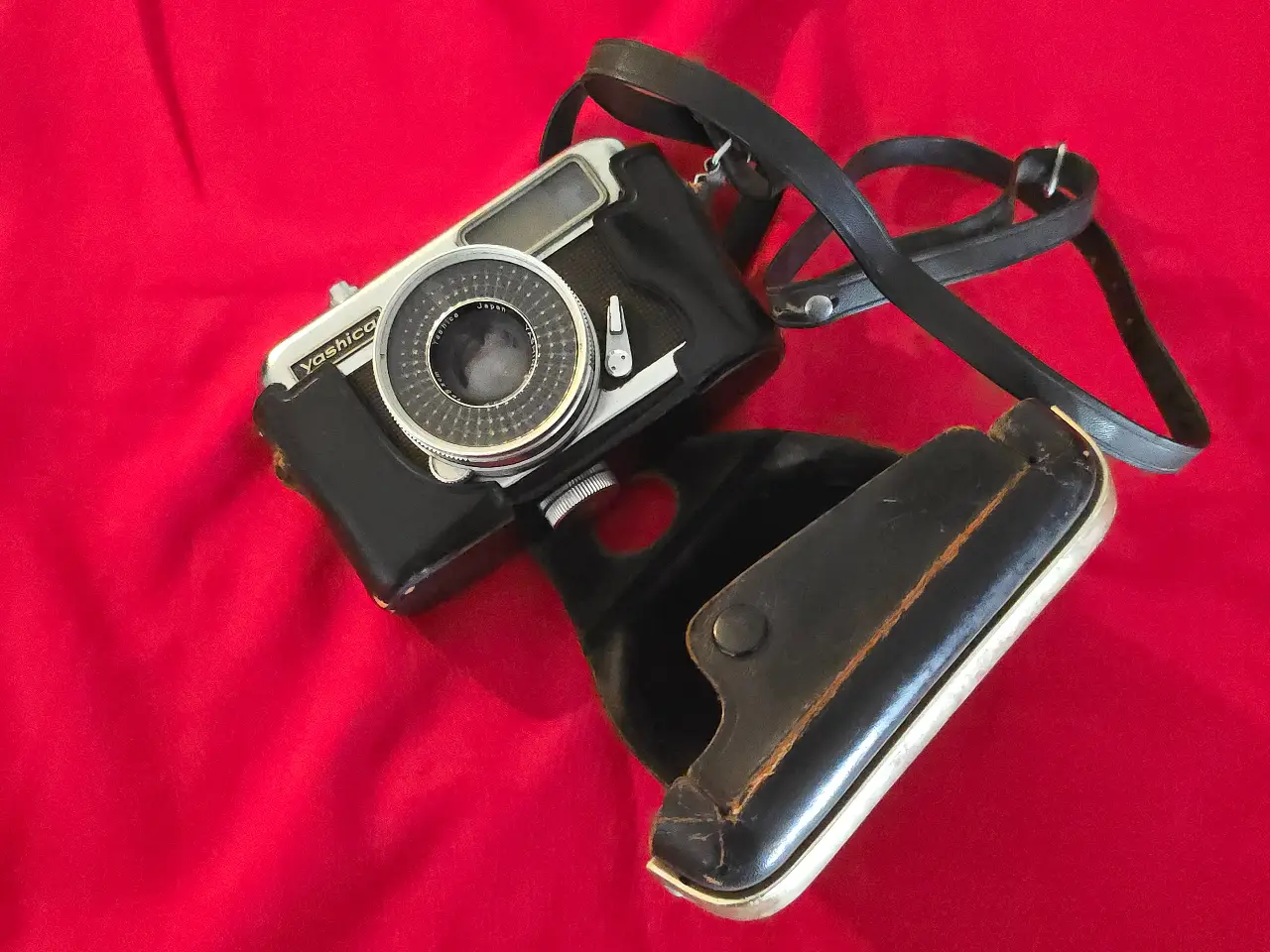 מצלמת פילים שנות ה.60 (Yashica Haif 17) העדשה f1.7    .....32mm