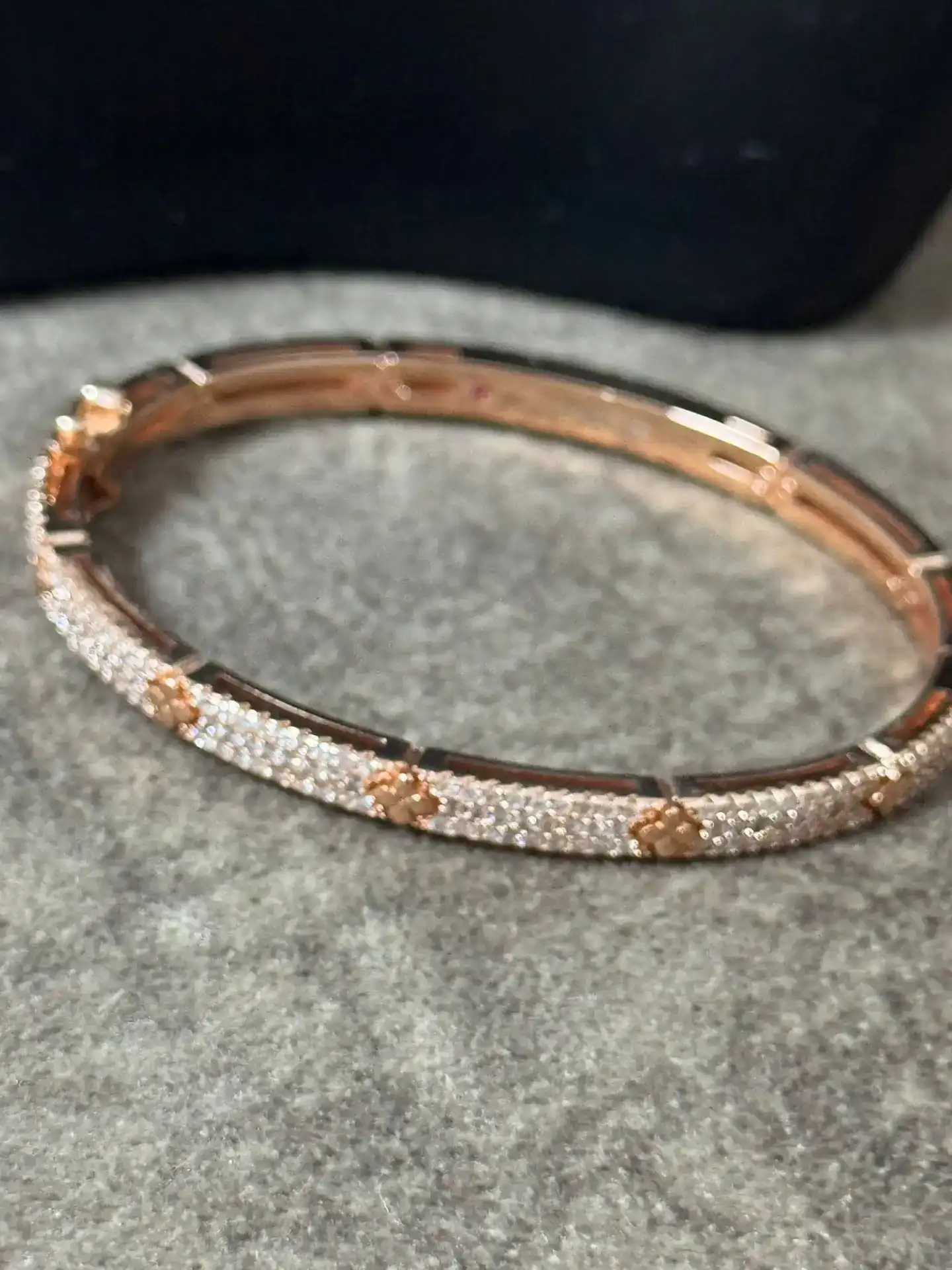 צמיד טניס קשיח