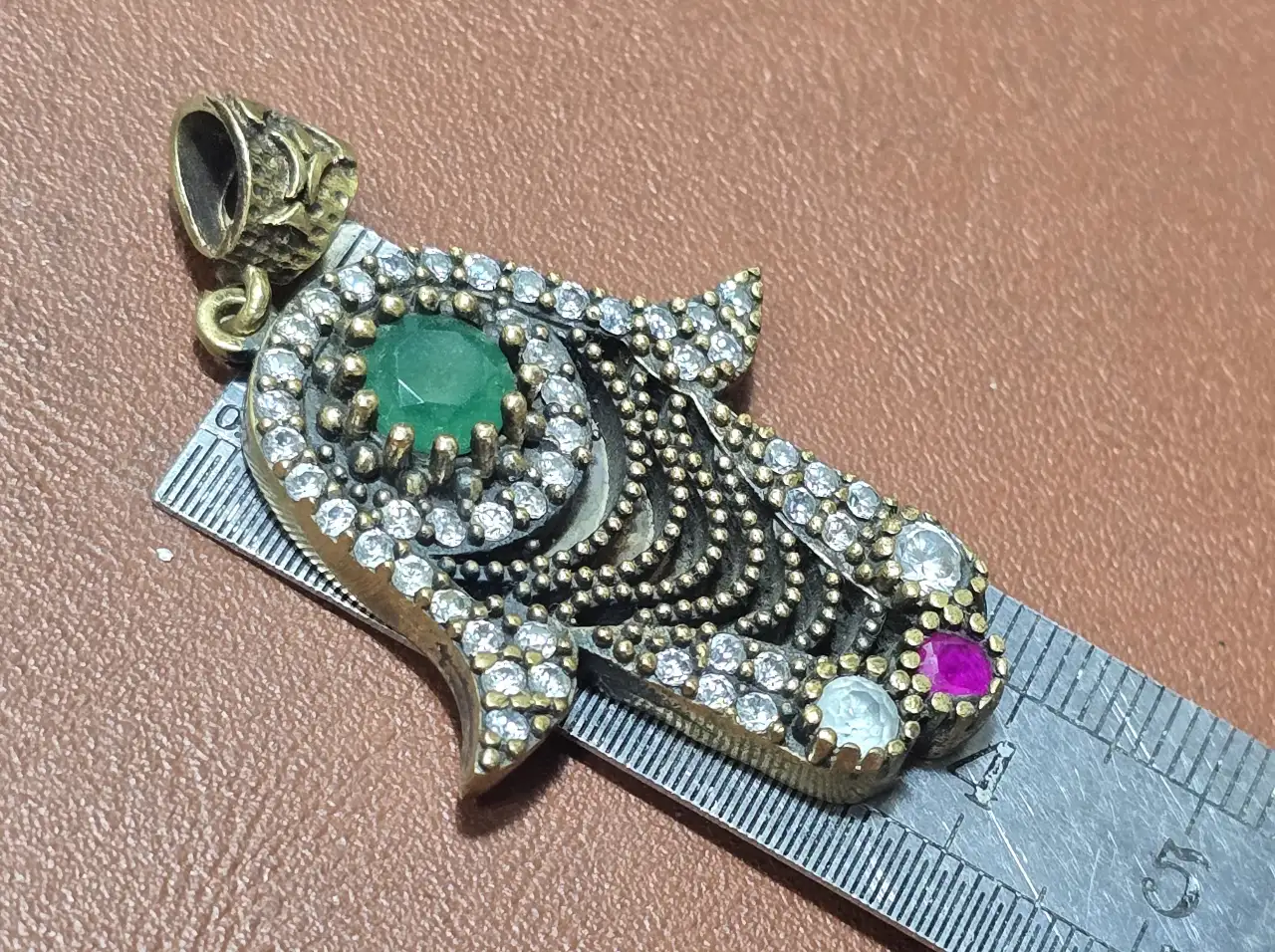 תליון חמסה כסף 925 חתום משובץ באבן אמרלד סינטטי ואבני סברובסקי בתחתית אבן רובי סינטוטית