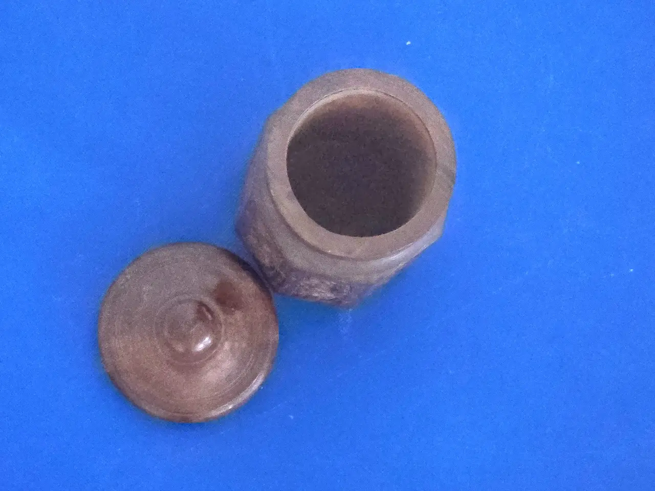 קופסת עץ ישנה מעוטרת בתבליטי פרחים לכל היקפה גובה 13 ס"מ בסיס 8 ס"מ