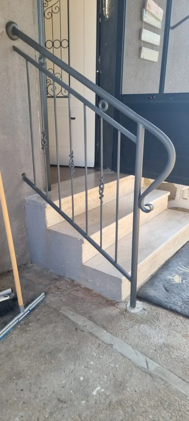 מעקה מדרגות