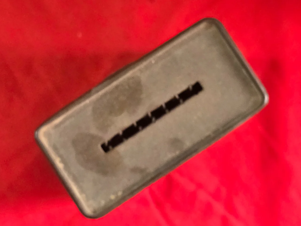 קופת צדקה - קרן קיימת לישראל    איור של מפת ישראל עם ציון של הערים הגדולות ודגל ישראל  14*9 סמ' תוצרת אלברט זלצמן ירושלים היחודי בקופה זו שעקבה מופיעה על המפה קופסה זו משנות ה.40\50