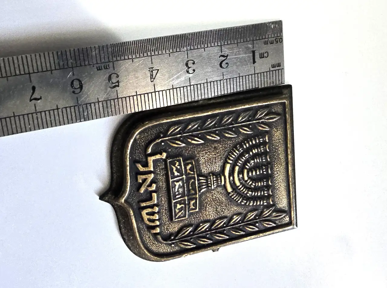 סמל המנורה ישראל ממתכת כנראה ברונזה