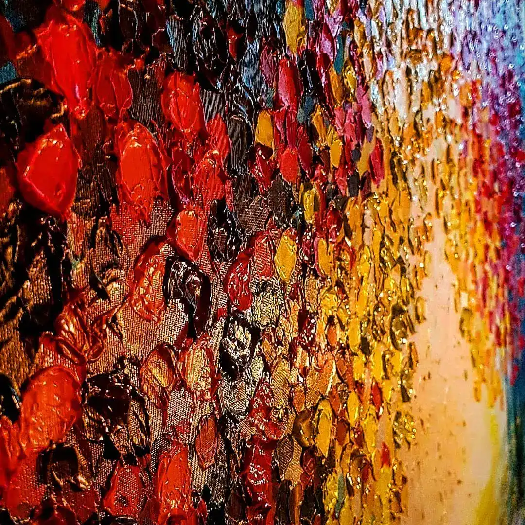 תהליך יצירתי בין שכבות של צבע, טקסטורה ומשמעות