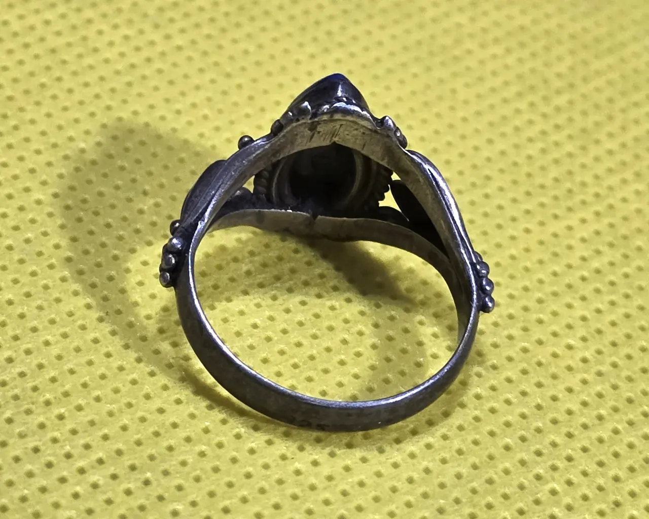 טבעת כסף ישנה ומרשימה באיכות מעולה. חתומה 925.  מידה: 7 | משקל: 3.52 גרם