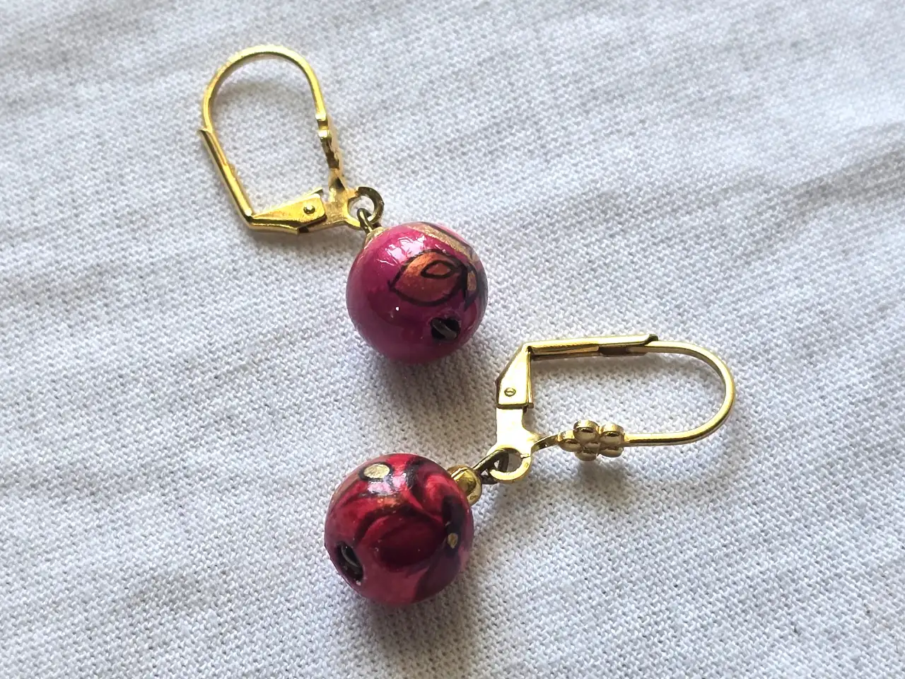 זוג עגילי קוראל עץ וסוגרים ציפוי זהב