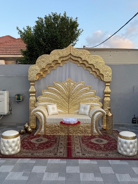 כורסא עם גשר וכלי נוי