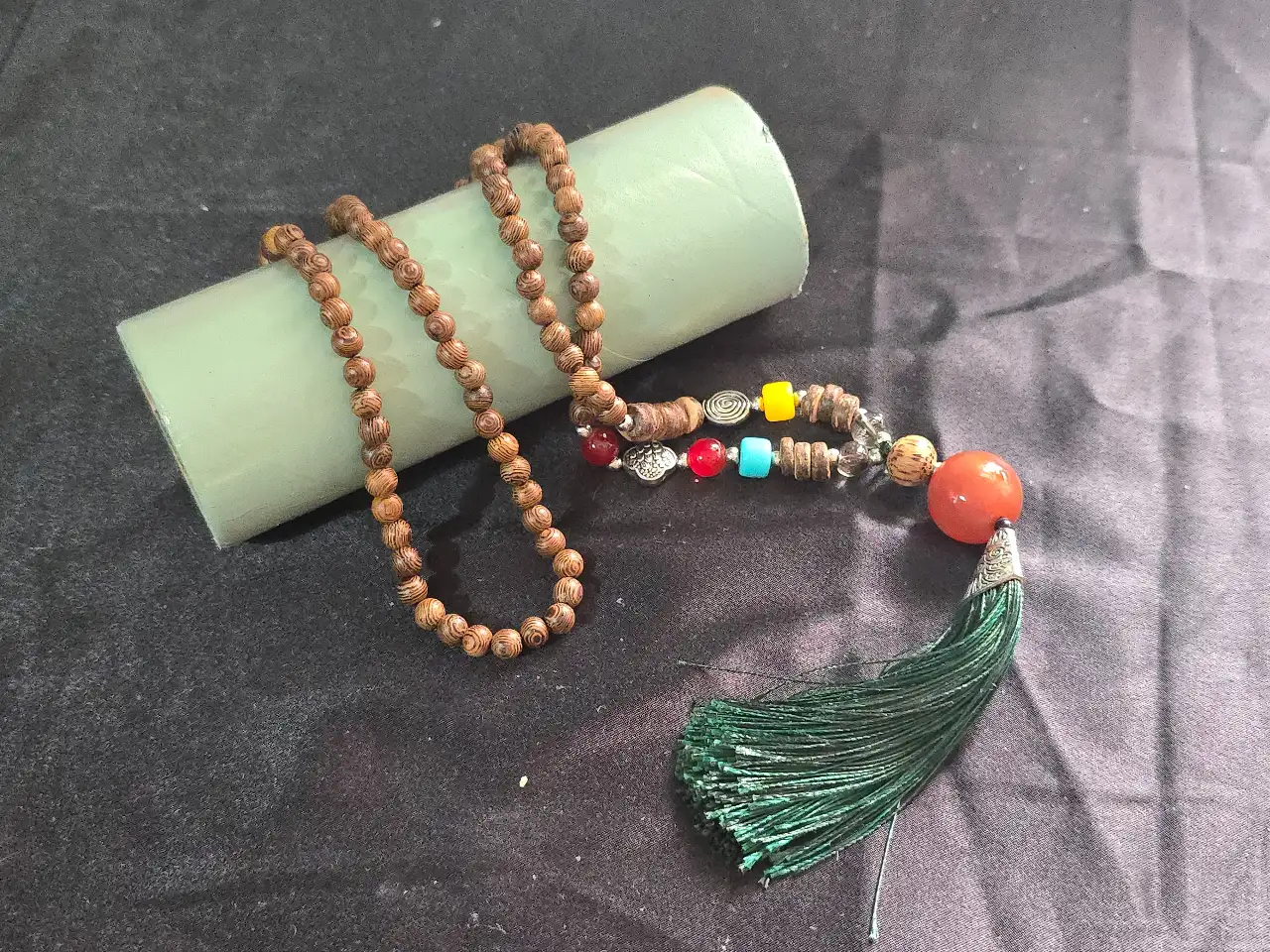 שרשרת עם 108 כורים קטניםפ וחומים בתחתית יש אבנים צבעוניים ואלמנטים  של מתכת לפי איפיון השרשרת  זאת שרשרת תפילה ומדיטציה נפוצה בתרבויות המזרח