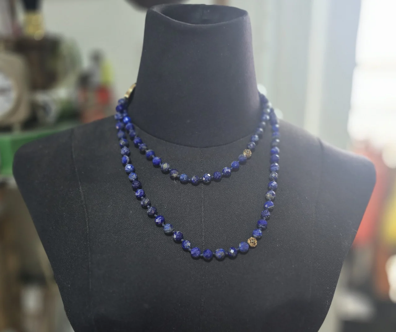 שרשרת המורכבת מאבני לאפיס לזולי ומשלבת אלמנטים מוזהבים אורך מצב סגור 50 ס'מ