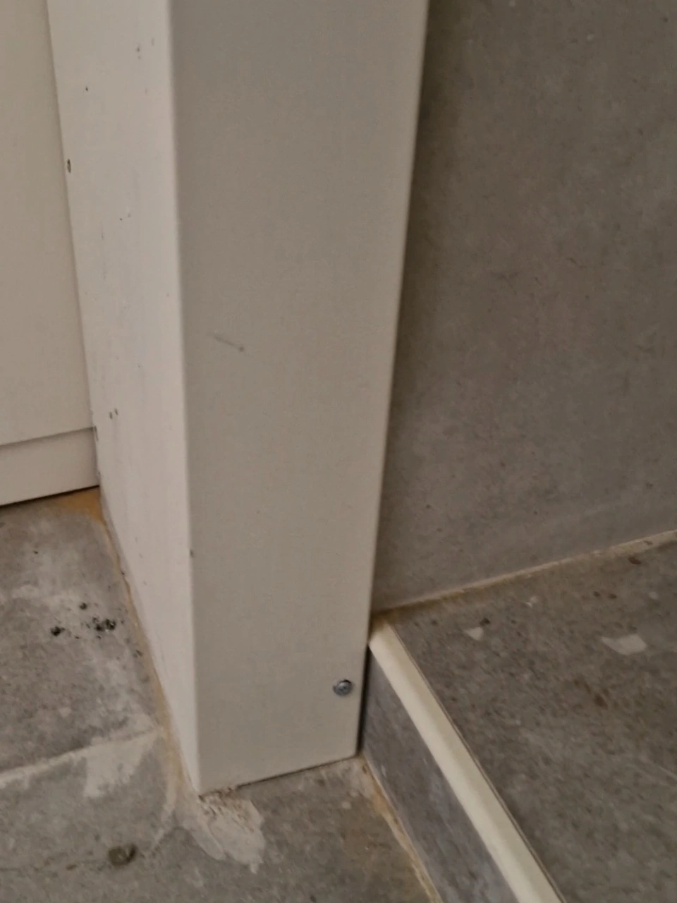 עיגון לא תקני של המזוזות בקיר בעזרת ברגים