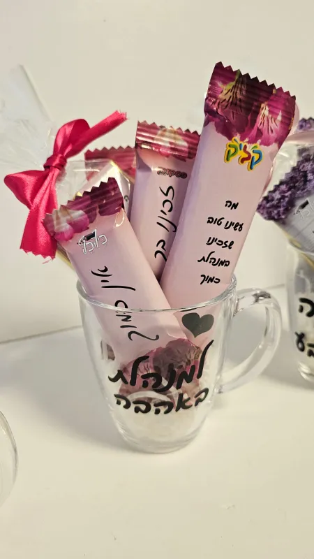 כוס עם שוקולדים