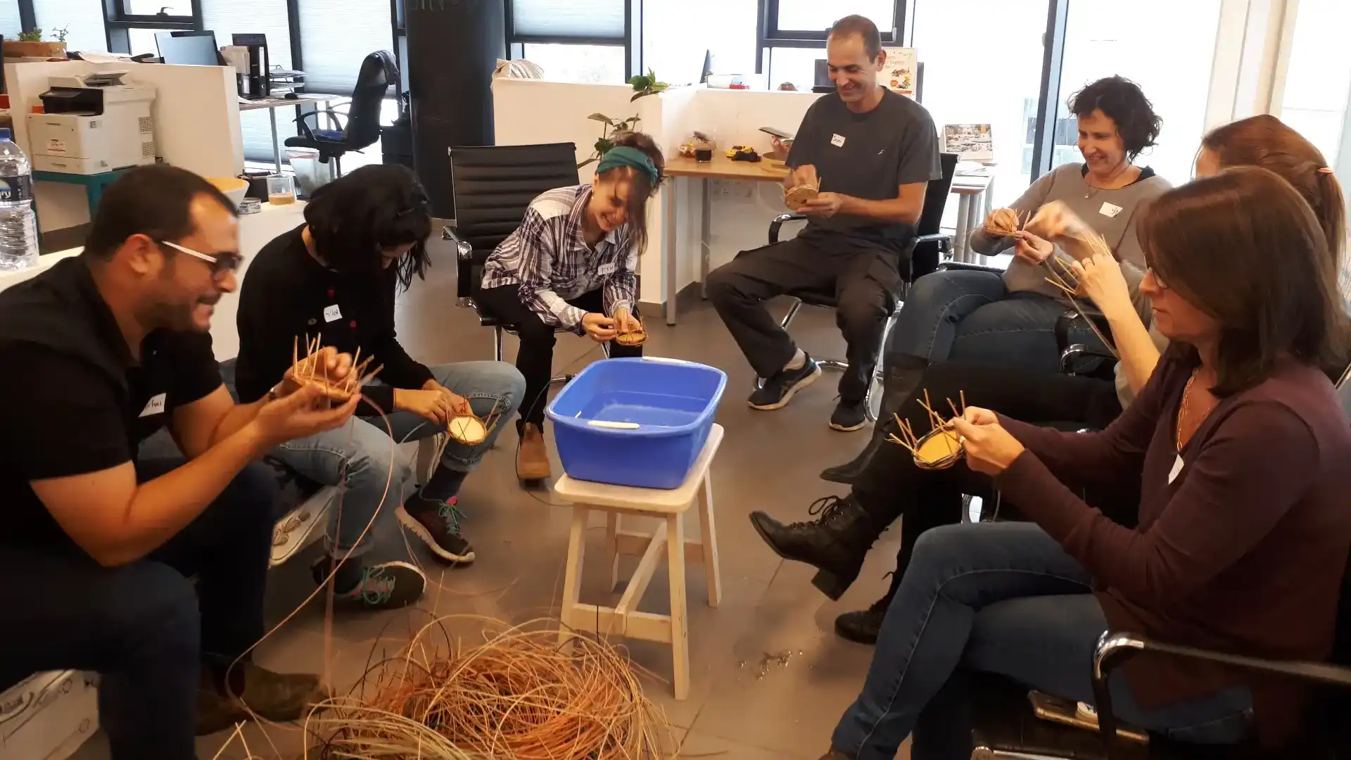 מגיעה אליכם לגיבוש צוות במשרד, בחדר המורים וכמובן בסטודיו בחצר ראשונים דגניה א'.