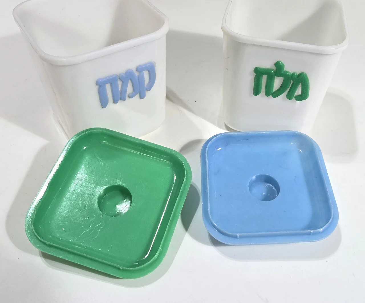 זוג כלים וינט'ג מלח וקמח עשוים פלסטיק פגם מצולם למכסה הירוק- לא נראה חיצונית. 6-13 ס''מ