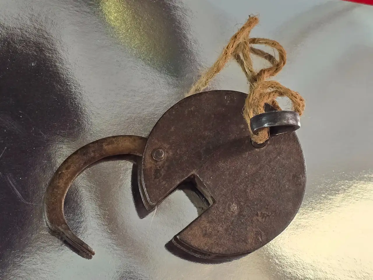 מנעול ממתכת ישן מאוד, עם מפתח מקורי, עובד ופועל. מידה: 7.5 על 1.5 סמ