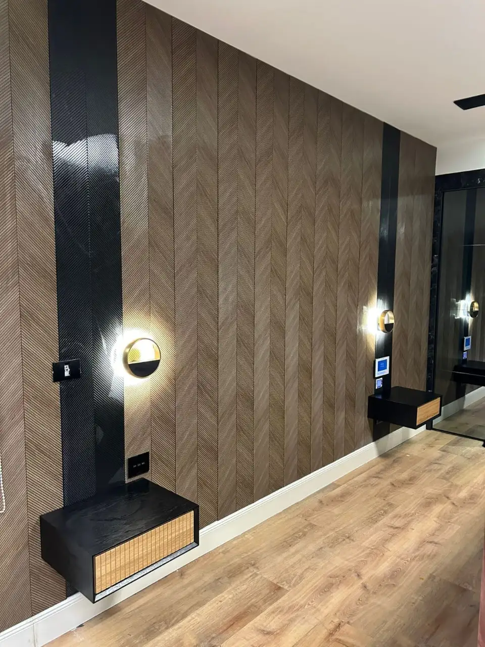 טרנדים בעיצוב קירות עם פסי תאורה