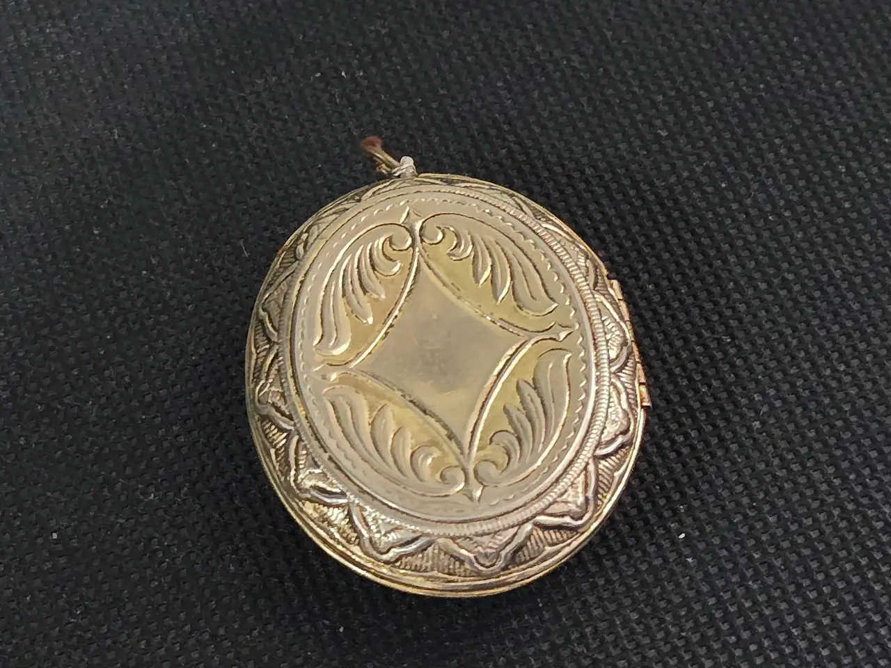 תליון לוקר אובלי ממתכת עם עיטורי קמאו מידות 4X5 ס"מ עובי 1.5 ס"מ ציפוי זהב