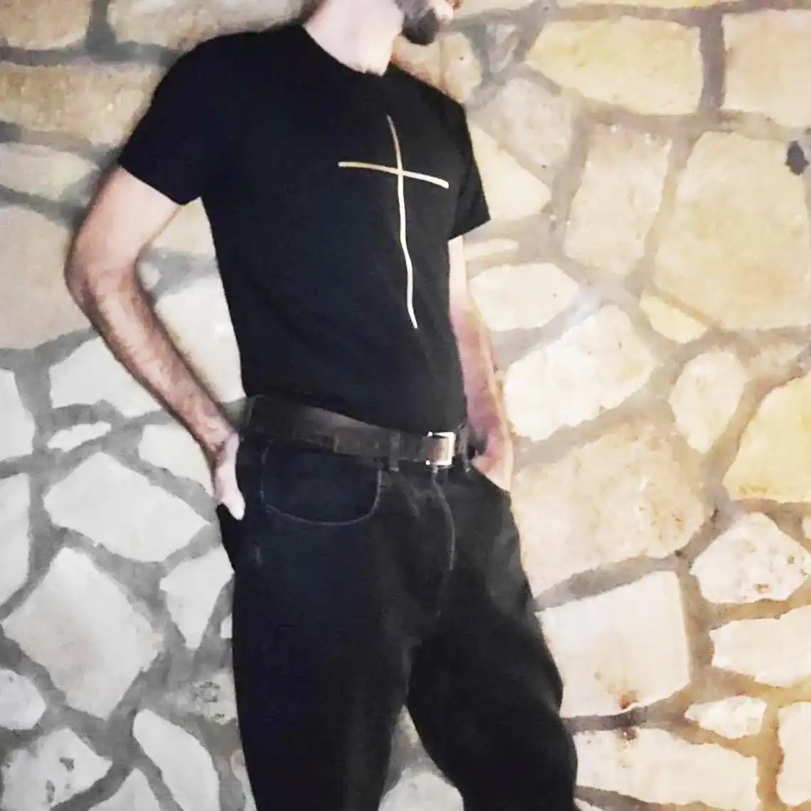 טי שירט שחורה ללא שרוולים לגברים: הדפס זהב מינימליסטי, מהדורת חג