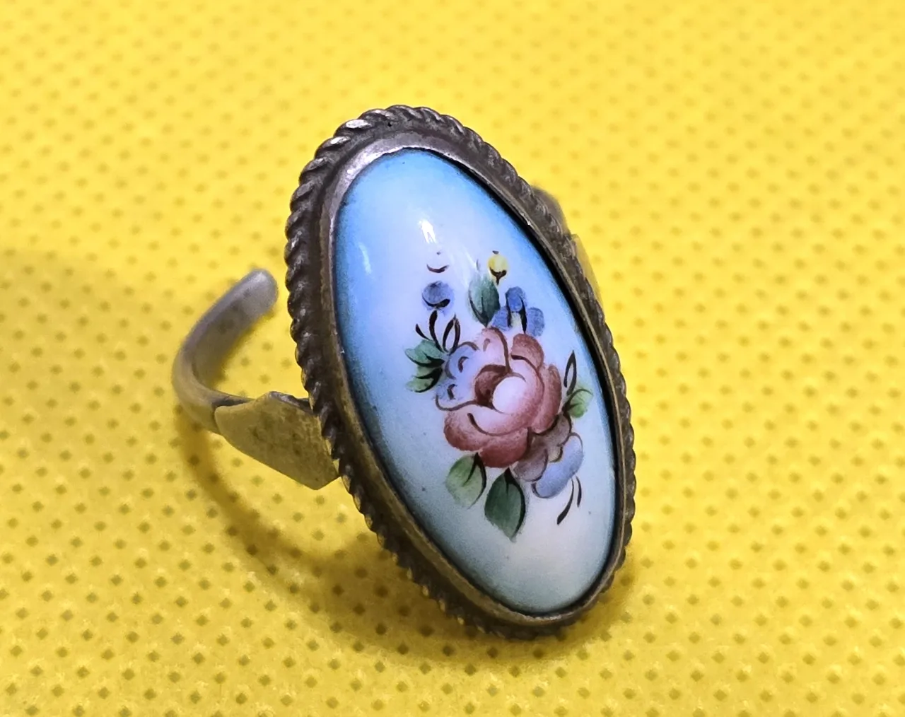 טבעת ישנה משולב ציור אמייל עבודת יד . מידה :6 USA משקל : 4.3 גרם