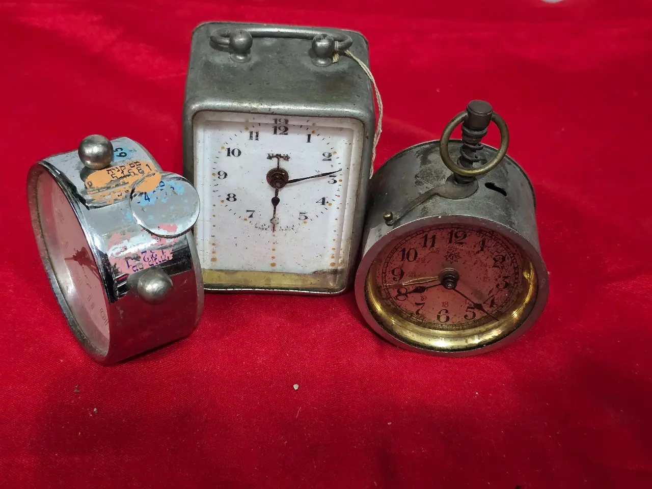 לוט של שלושה שעונים וינט'ג עתיקים לא במצב עבודה לאספנים