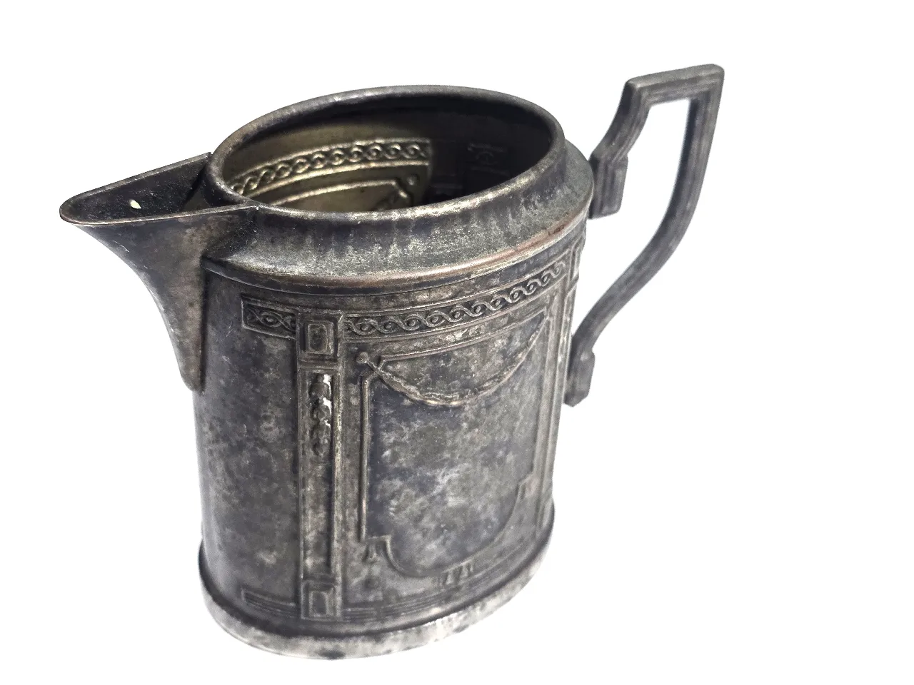 Creamer קנקן / כד חלב אירופאי עתיק, עשוי פיוטר מצופה כסף, עם תבליטים אופיניים לתקופת מאה 19   מצב שמור, עם פטינה טבעית.   גובה - 10.5 סמ   בסיס - 8X6 סמ
