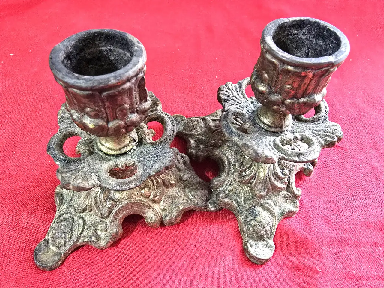 זוג פמוטי נחושת ירושלמים מקסימים מעוטרים צמחים חתומים ירושלים גובה: 9 ס"מ