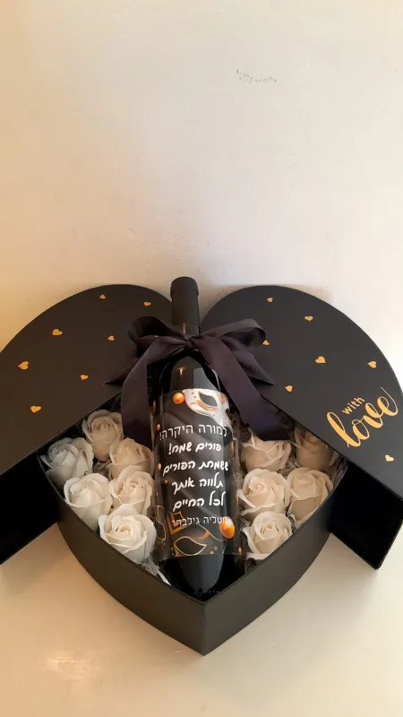 מארז יין ופרחי סבון בקופסא יוקרתית