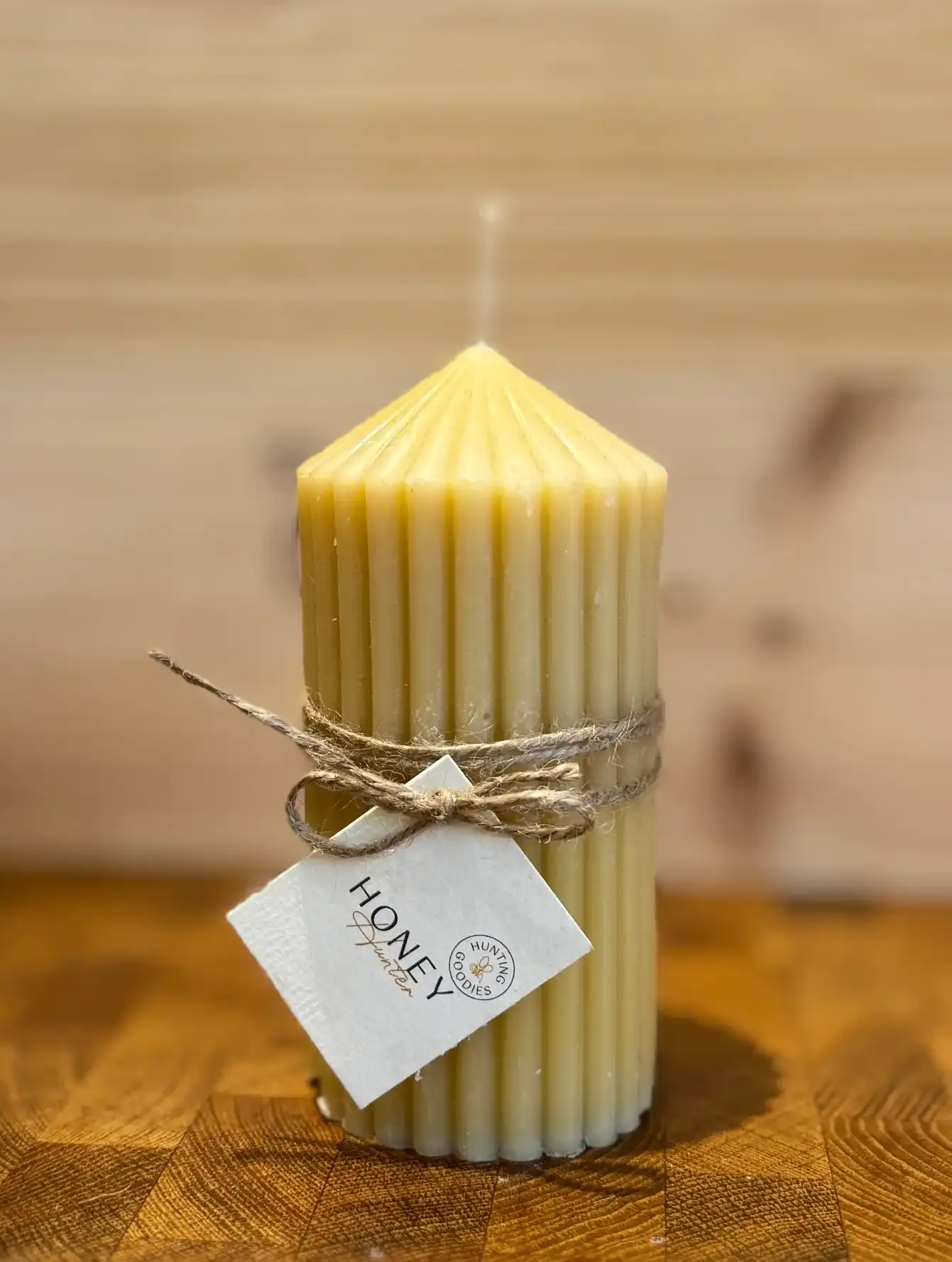 נר יצוק טבעי בריח דבש עדין בעיצוב נקי ונעים | Honey Hunter