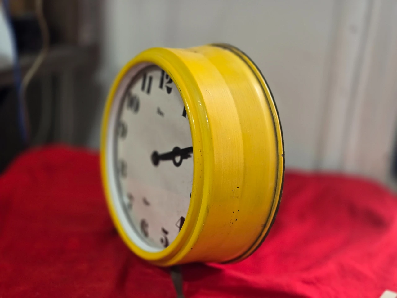 שעון מעורר מכני תוצרת ישראל IDOX POP שולחני גדול וינטג' שנות ה-70 דגם יפהפה ונדיר תוצרת IDOX ישראל. השעון תקין. מצב חיצוני טוב מאוד. גובה 22 ס"מ. קוטר 20 ס"מ.בולי מס קניה