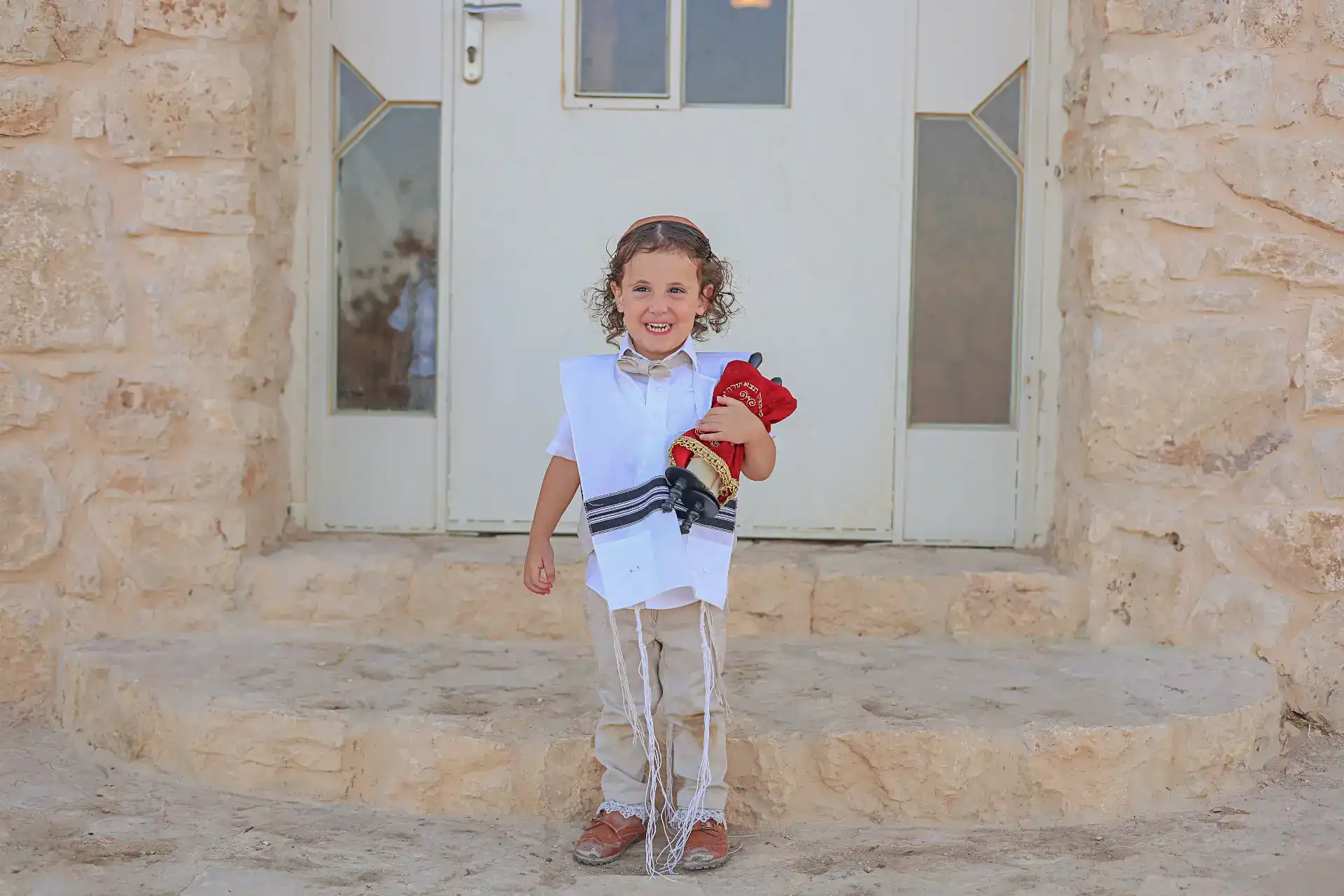 נפתלי  במבנה אבן עתיק