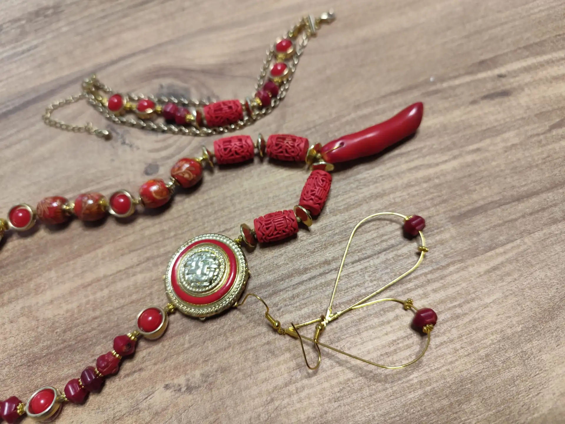 סט שרשרת עם צמיד ועגילים, אבני קורל עם חרוזי פלסטיק וזכוכית