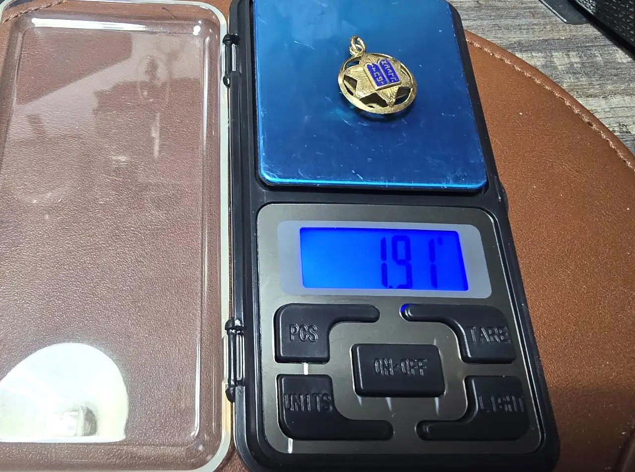 תליון זהב 14 קראט מרשים..לוחות הברית על רקע מגן דוד..משקל 1.97 גרם אורך כללי 2.4 ס"מ..