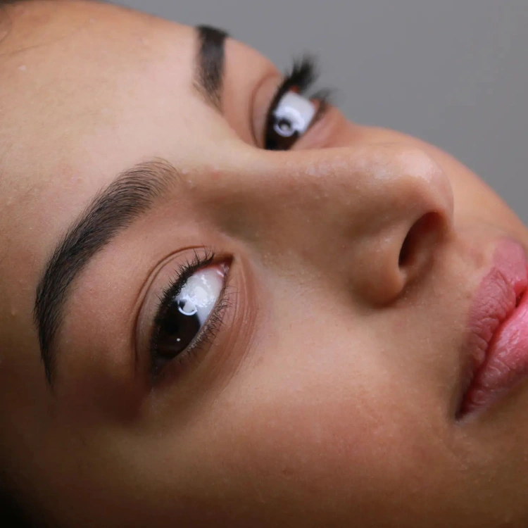 עיצוב גבות טבעי